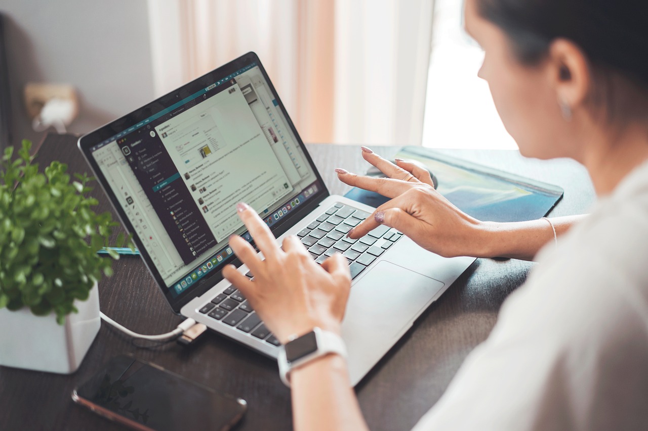 Une personne travaille sur son ordinateur portable, à son bureau