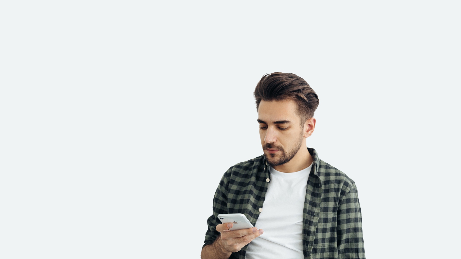 Un client consulte son téléphone, détendu